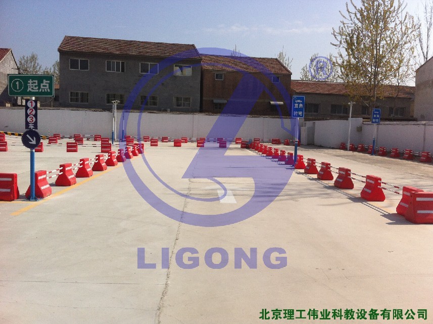 科目二場(chǎng)地考試，直角轉(zhuǎn)彎